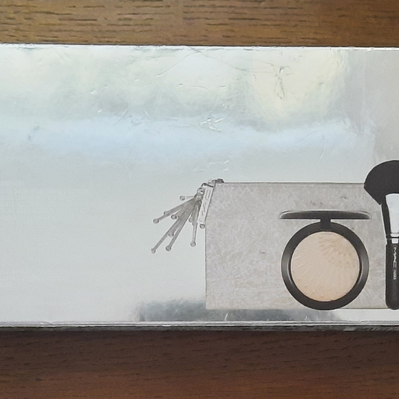 MAC Cosmetics Limited Edition Extra Dimension Skinfinish Firelit Kit-Champagne - Picture 6 of 6